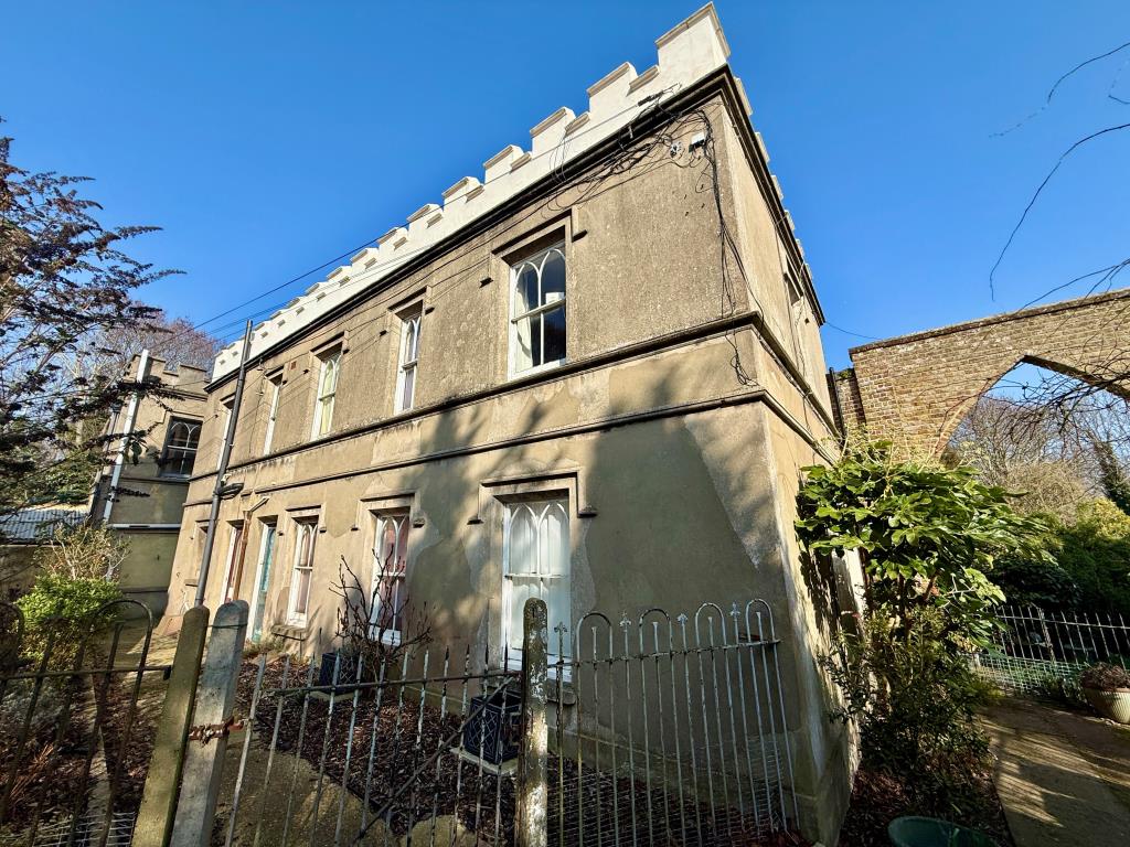 Lot: 129 - FREEHOLD RESIDENTIAL INVESTMENT - Freehold block of houses